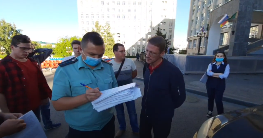 Судебные приставы изъяли машину у депутата Хомца прямо у здания Городской думы