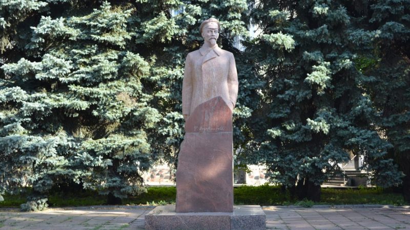 Город забрал памятник Дзержинскому, но что делать с ним не знает